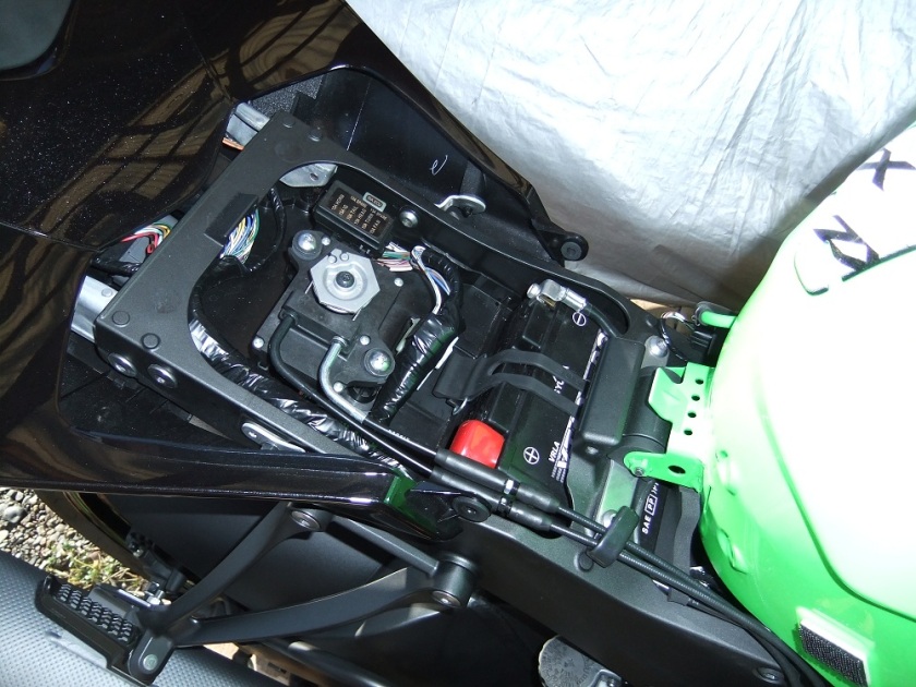 シートを外せばバッテリー＆ヒューズBOX＆排気バルブのサーボモーターが現れます。